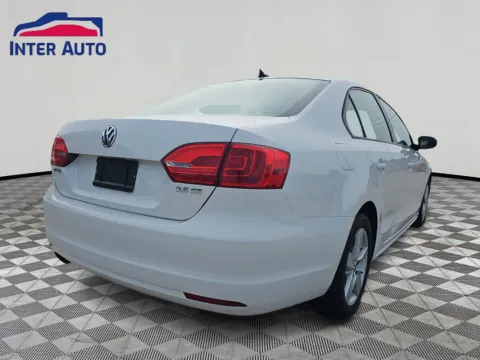 More photos of 2012 Volkswagen Jetta 2.5L SE Sedan 4D at Interauto, MA