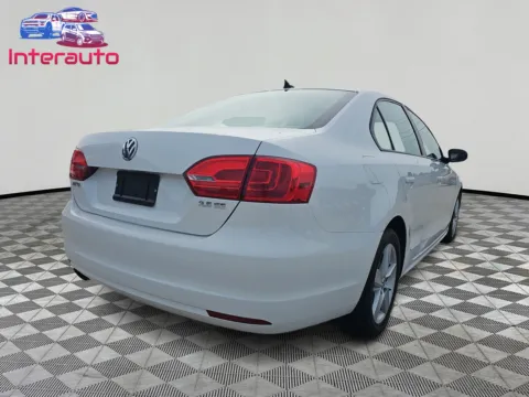 More photos of 2012 Volkswagen Jetta 2.5L SE Sedan 4D at Interauto, MA