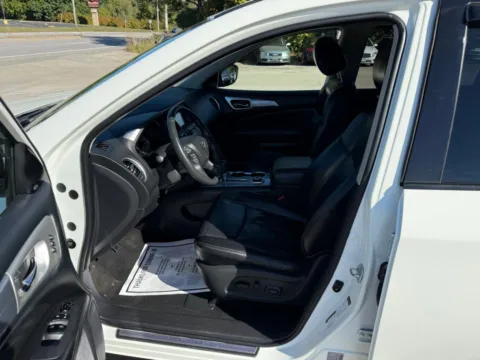 More photos of 2018 Nissan Pathfinder SL Sport Utility 4D at Interauto, MA