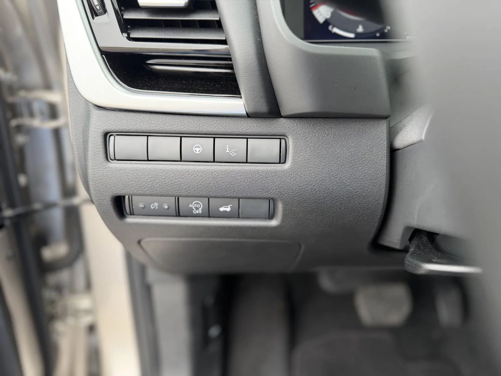 2025 Nissan Rogue SL - Photo 12