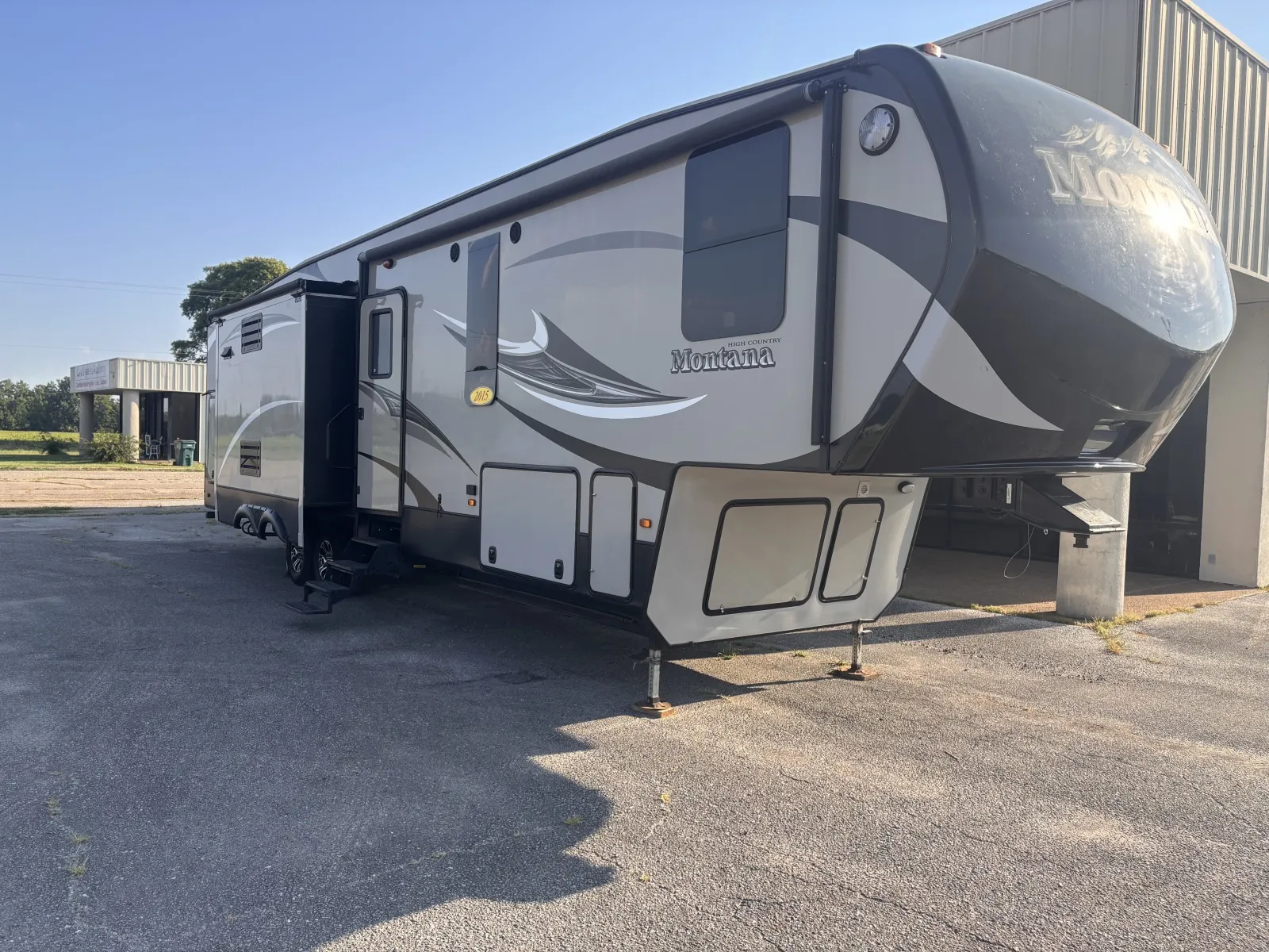 Brown 2015 Keystone Montana for sale in Blytheville, AR
