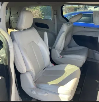 More photos of 2021 Chrysler Pacifica Hybrid Touring L Van 4D at Bumble Auto - Elkridge, MD