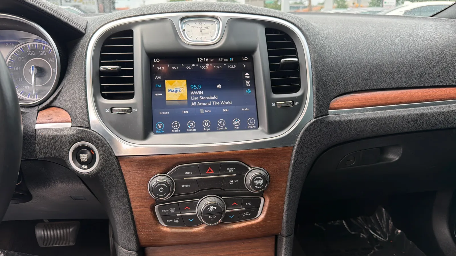 Chrysler 300 photo 17