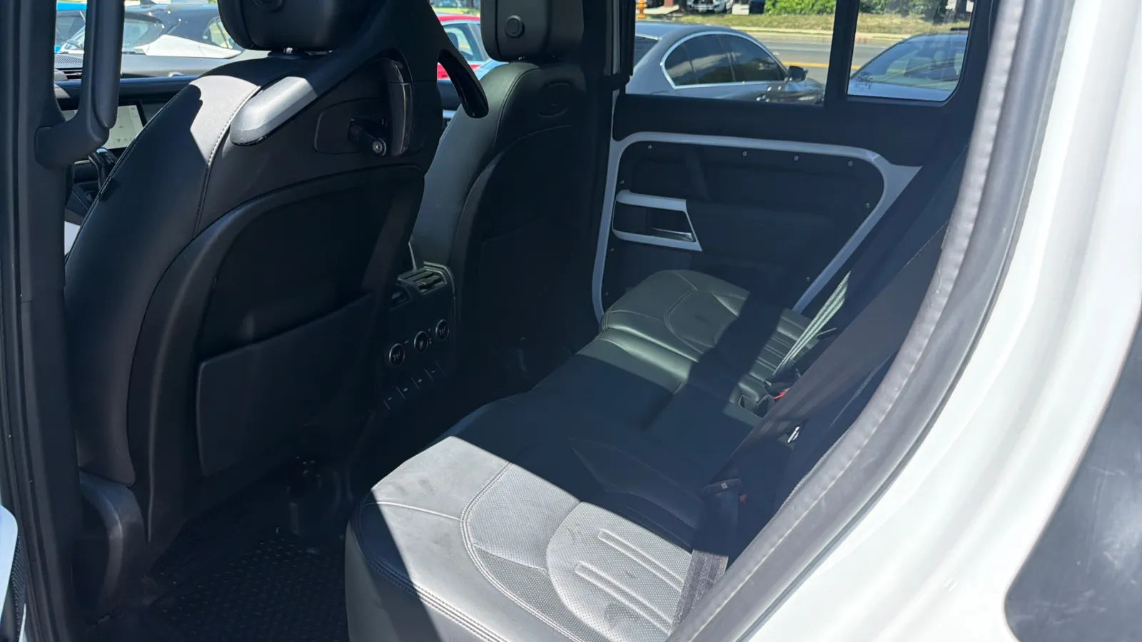 Land Rover Defender photo 10