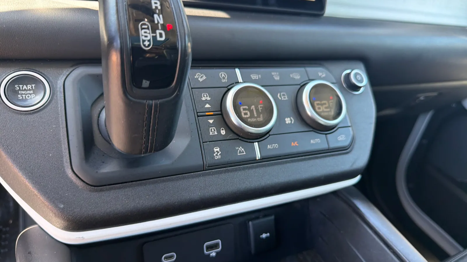 Land Rover Defender photo 25