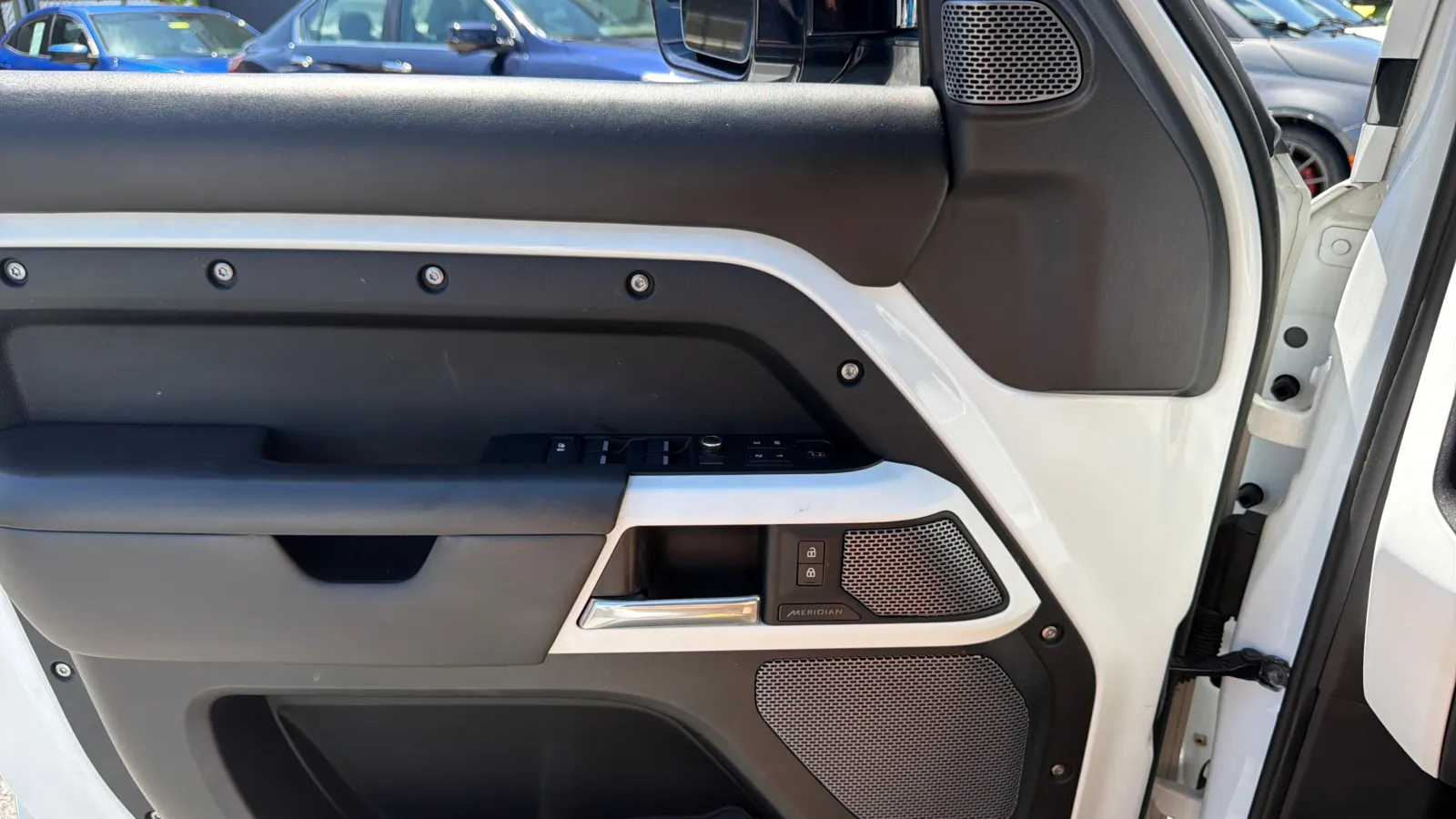 Land Rover Defender photo 21