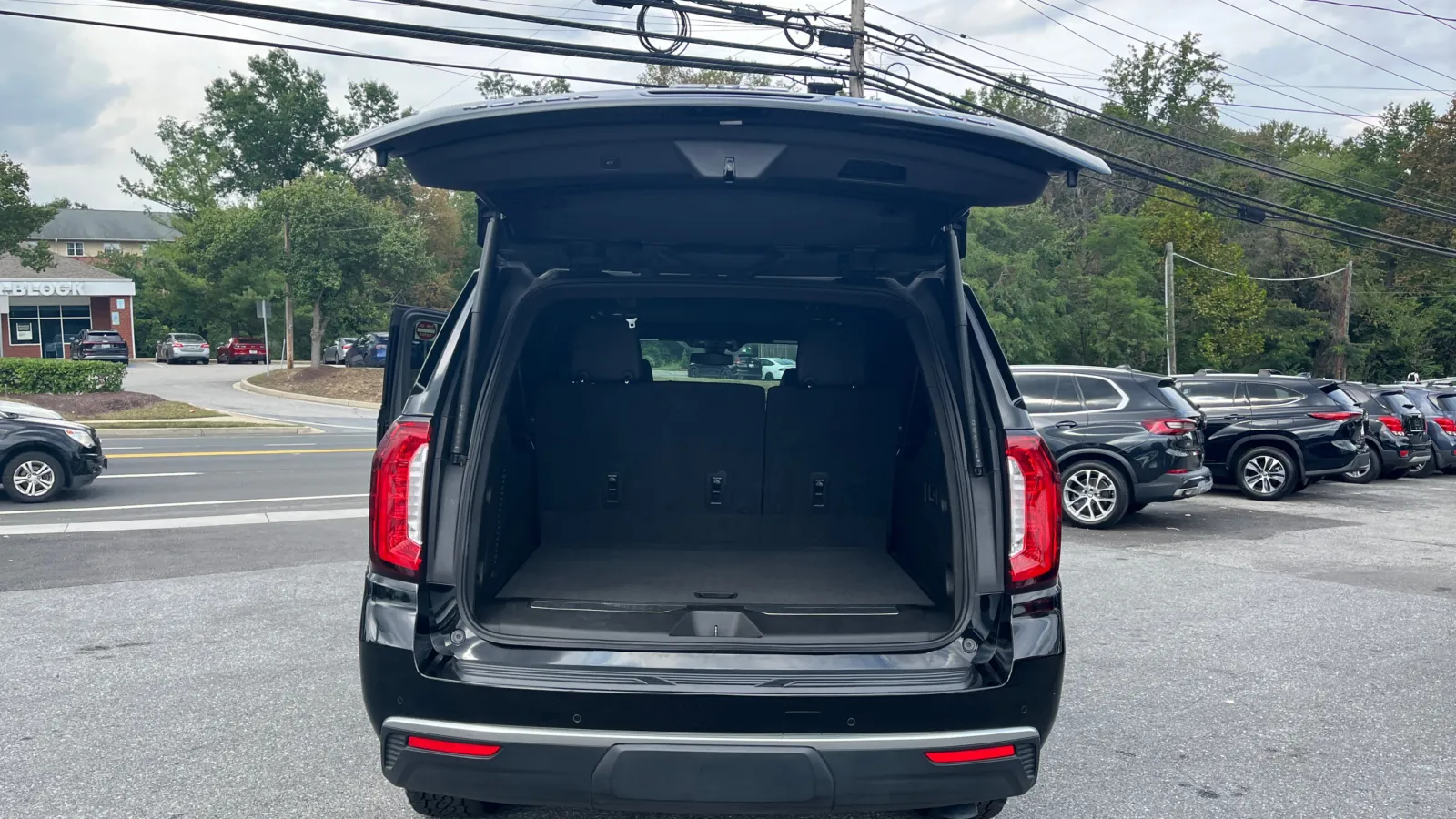 GMC Yukon XL photo 12