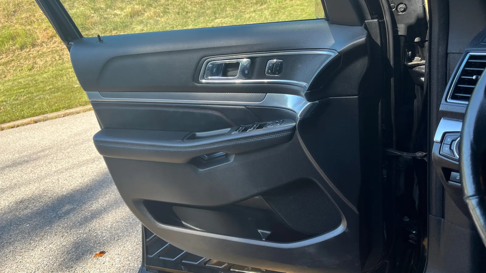 Ford Explorer photo 22