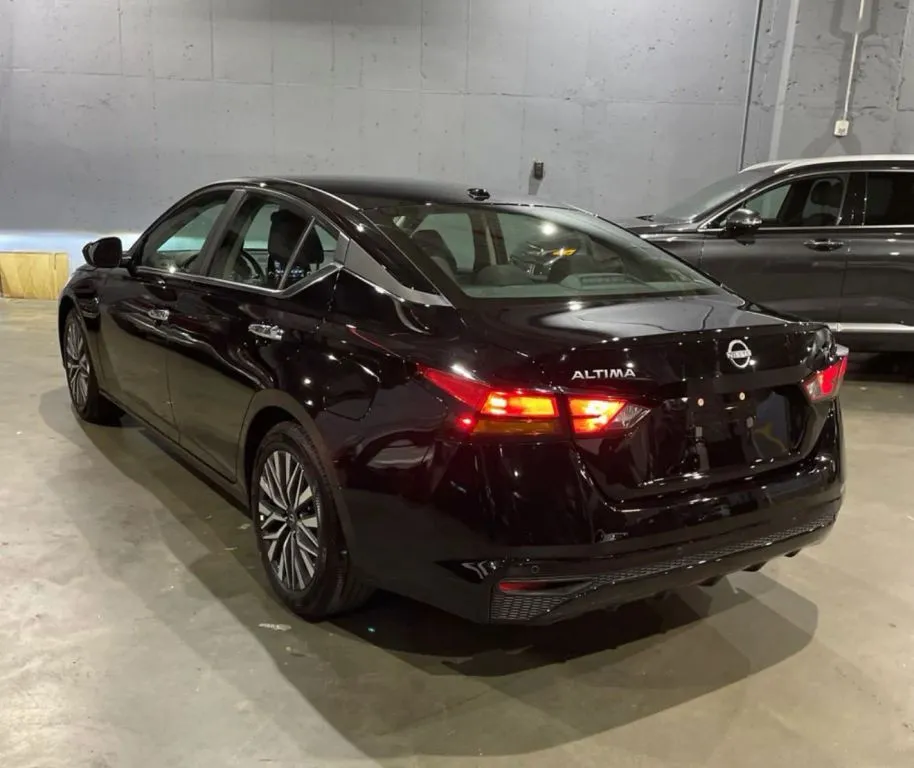 Nissan Altima photo 2