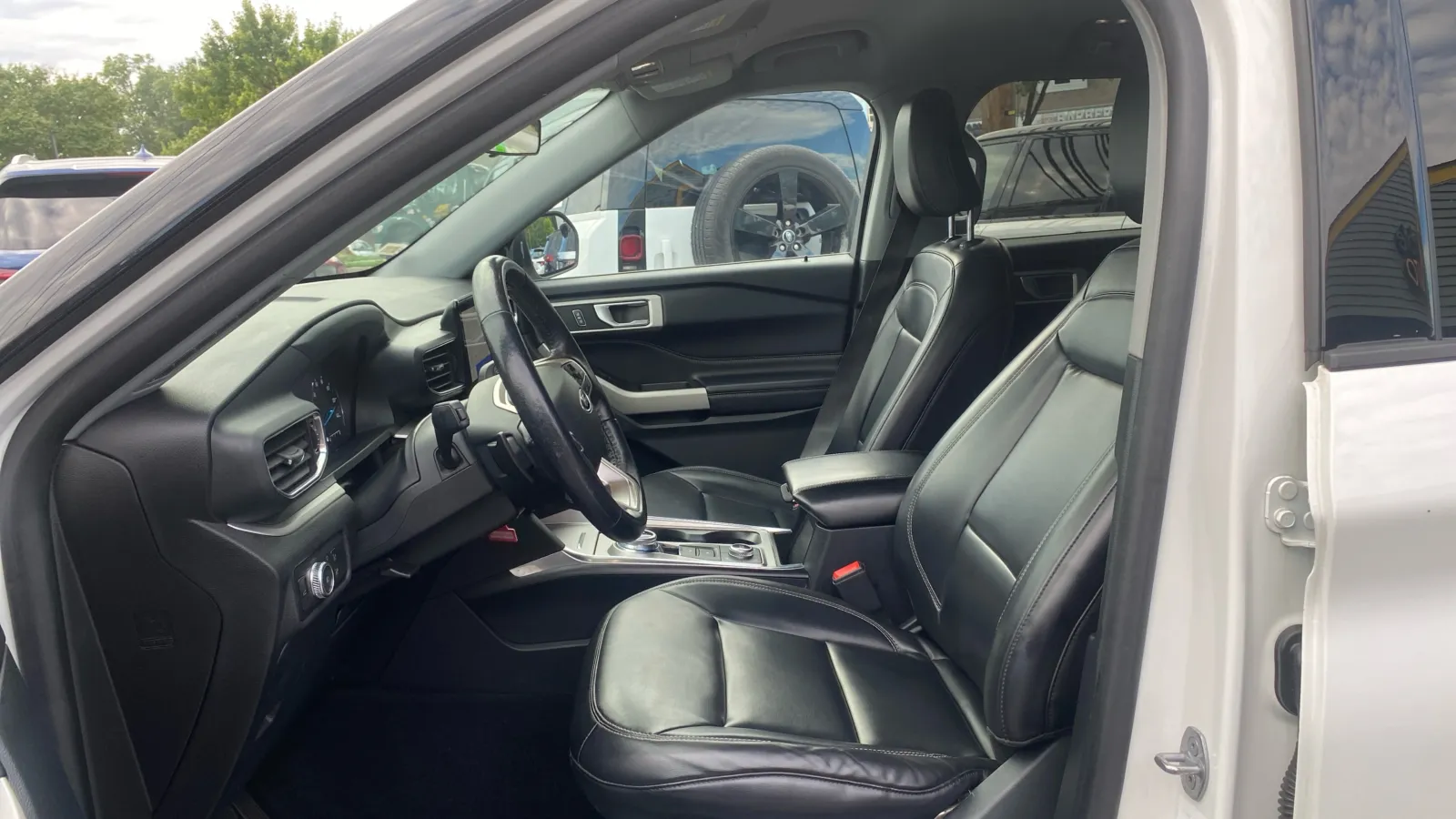 Ford Explorer photo 9