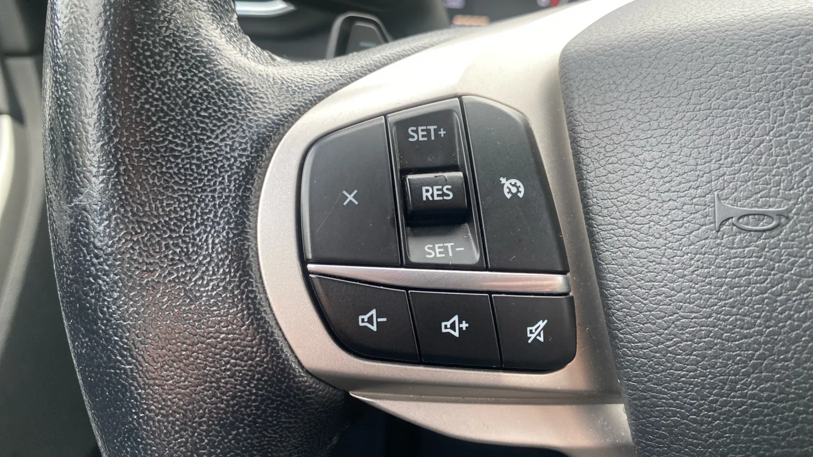 Ford Explorer photo 29
