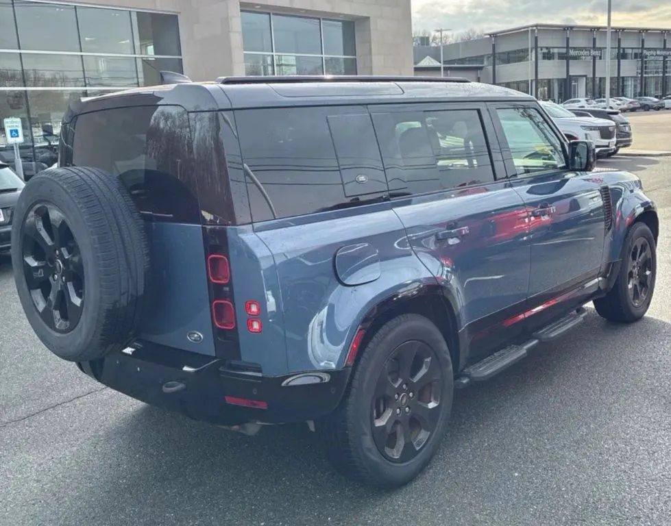 Land Rover Defender photo 4