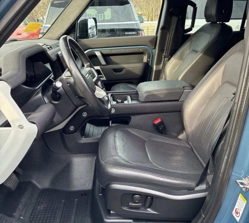 Land Rover Defender photo 6