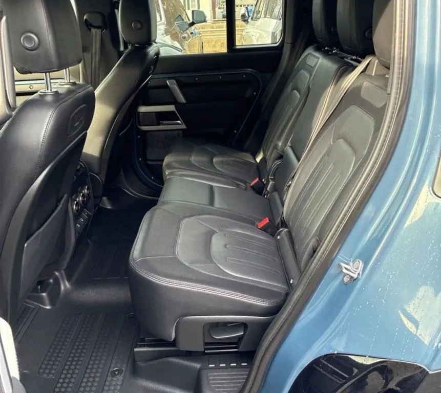 Land Rover Defender photo 8