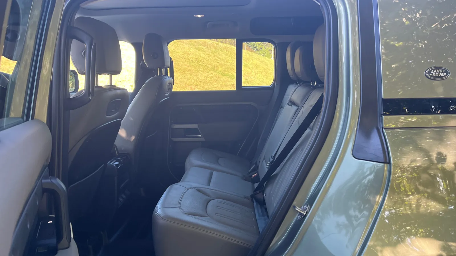 Land Rover Defender photo 10