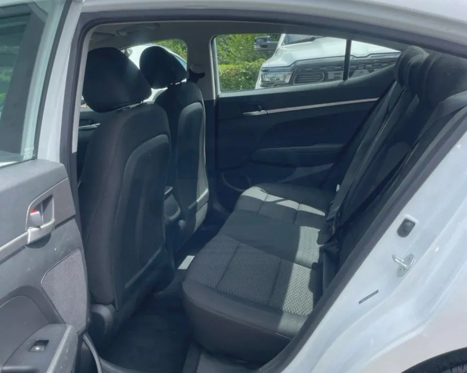 Hyundai Elantra photo 6