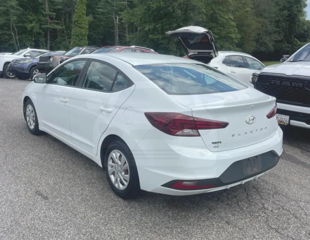 Hyundai Elantra photo 2