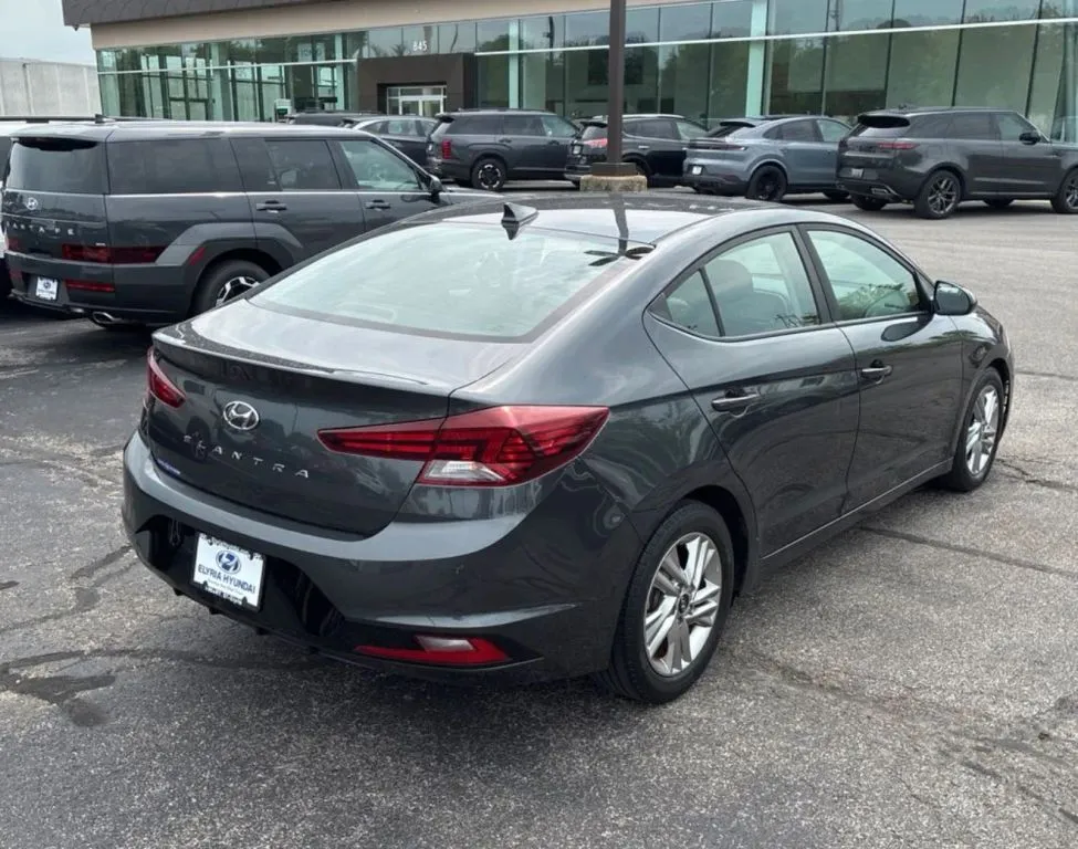 Hyundai Elantra photo 3