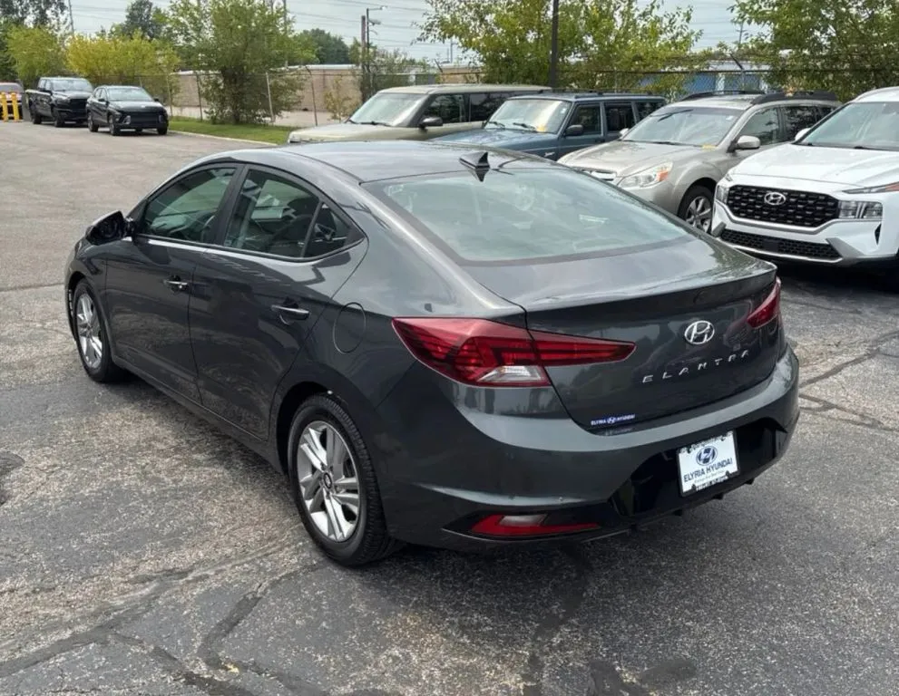 Hyundai Elantra photo 2