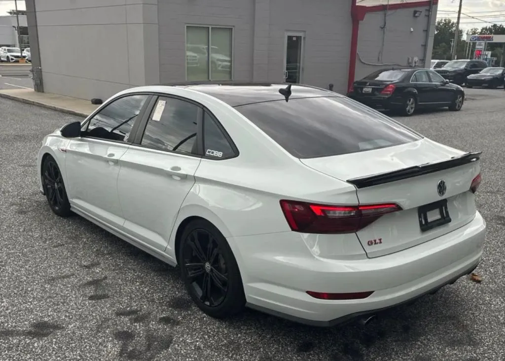 Volkswagen Jetta GLI photo 2