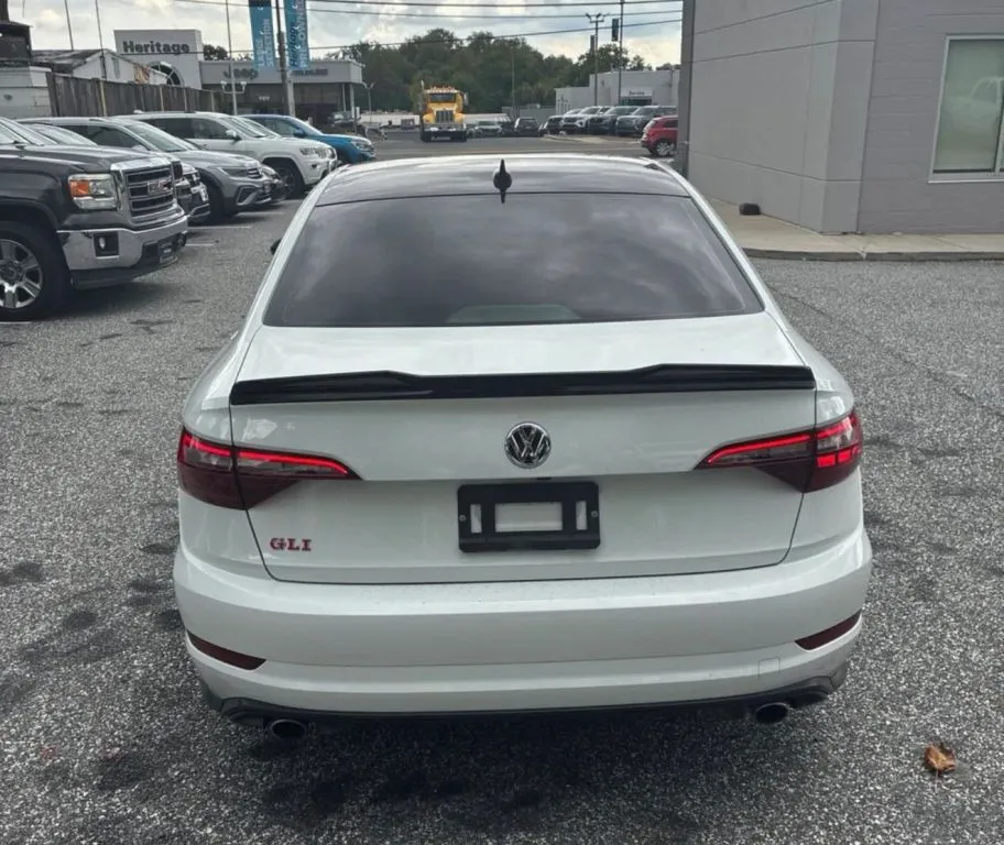 Volkswagen Jetta GLI photo 3