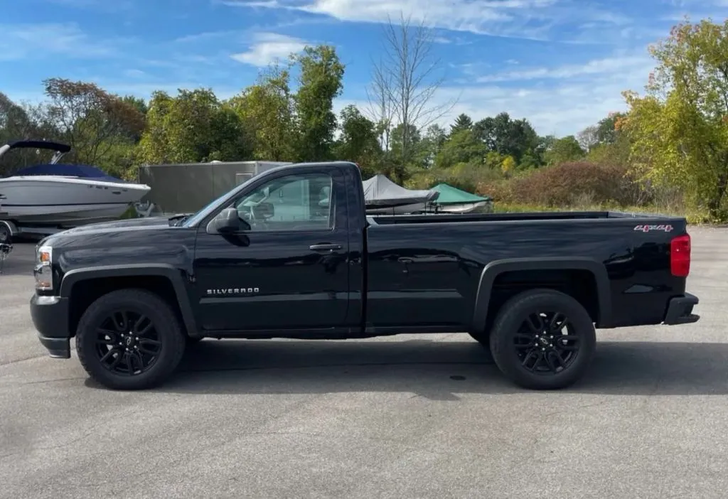 Chevrolet Silverado photo 2