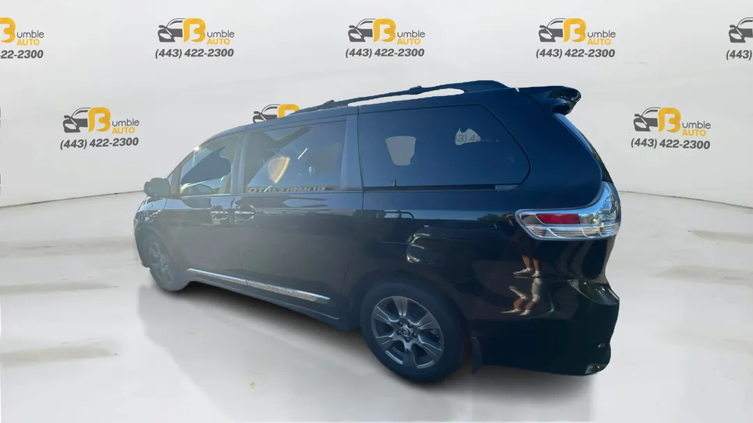 2019 Toyota Sienna SE Premium photo 3