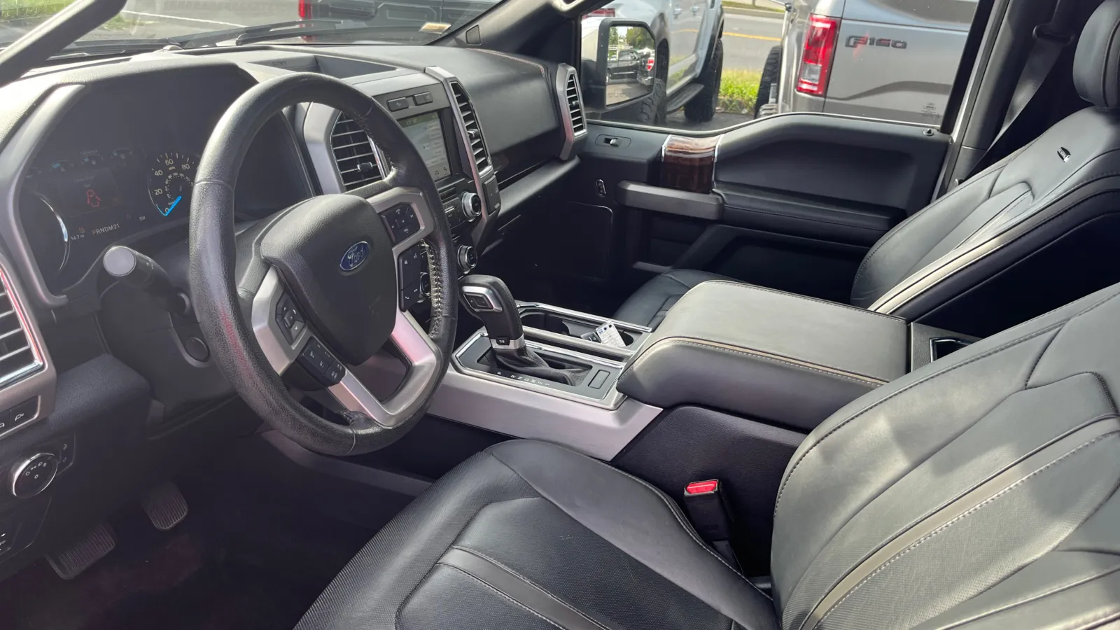 2016 Ford F-150 Platinum photo 4