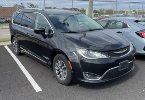 More photos of 2020 Chrysler Pacifica Touring L Plus Minivan 4D at Bumble Auto - Elkridge, MD