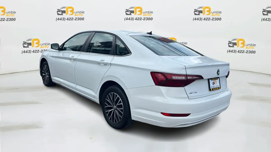 2021 Volkswagen Jetta SE R-Line photo 3