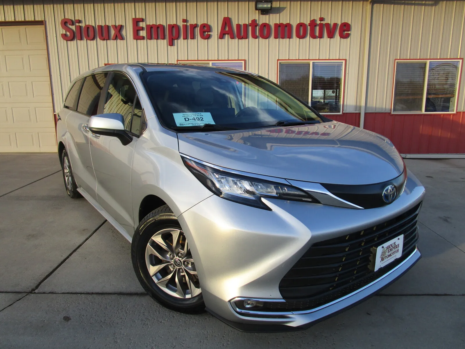 2023 Toyota Sienna XLE's photo