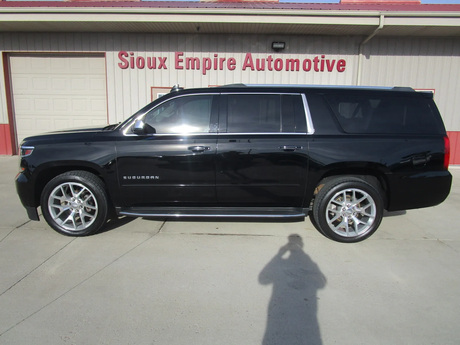 Chevrolet Suburban photo 2