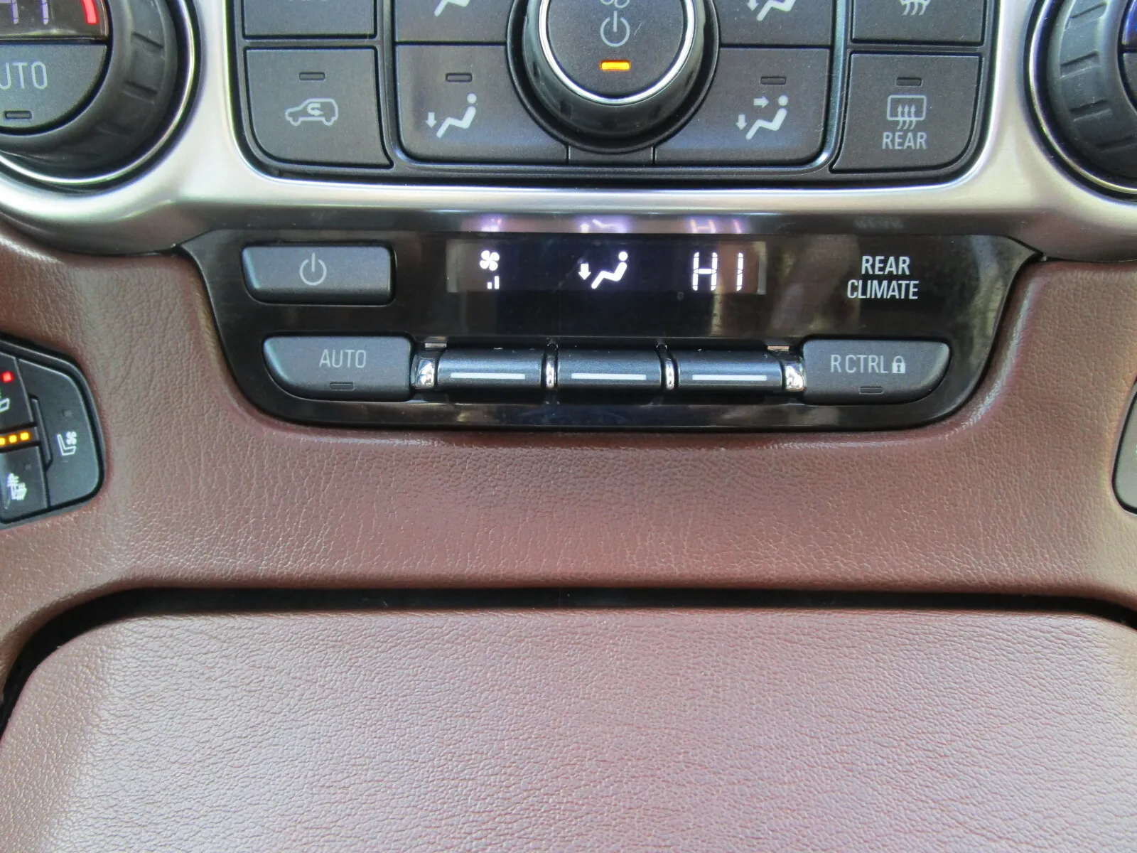 Chevrolet Suburban photo 23