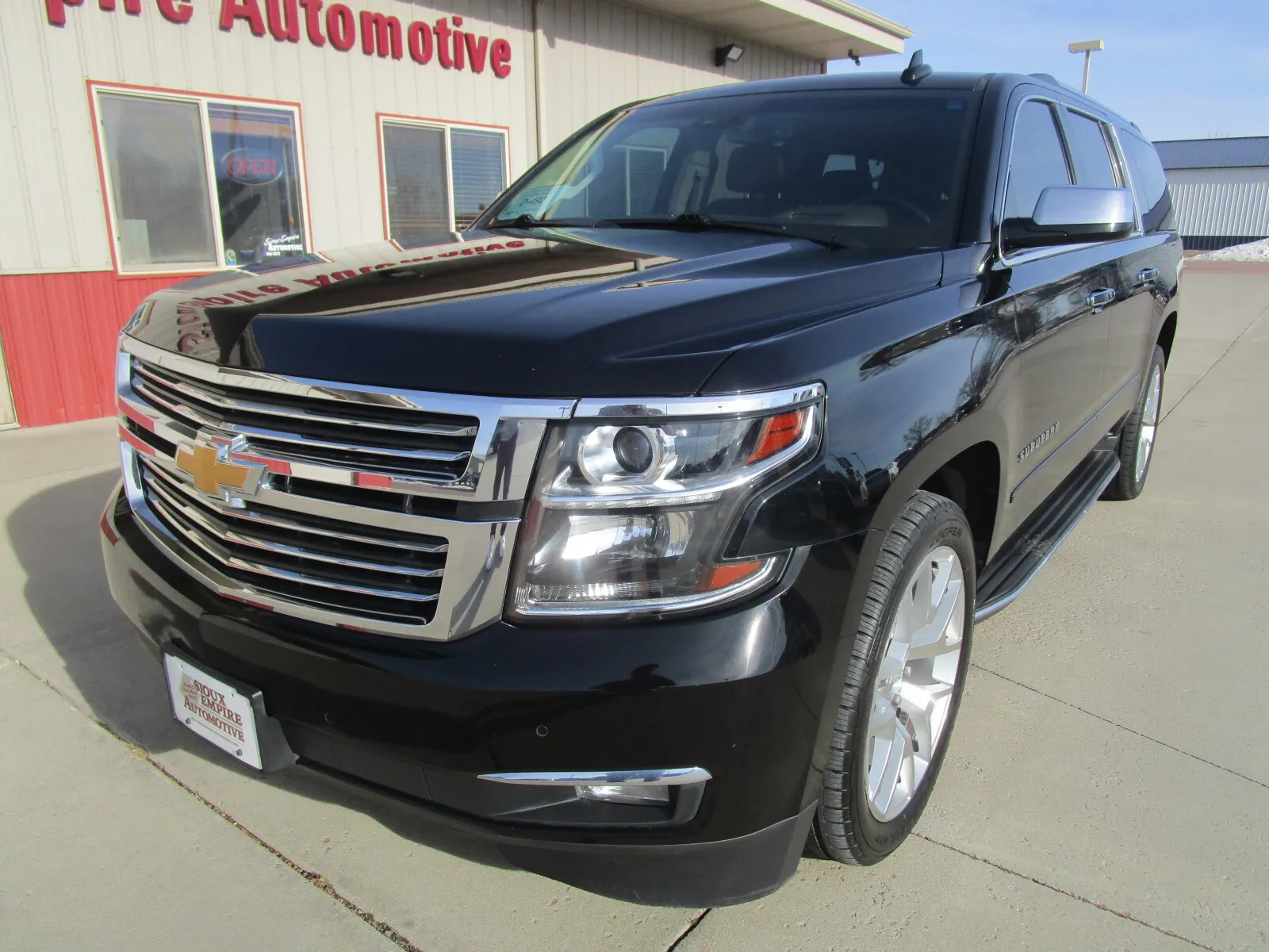 Chevrolet Suburban photo 3