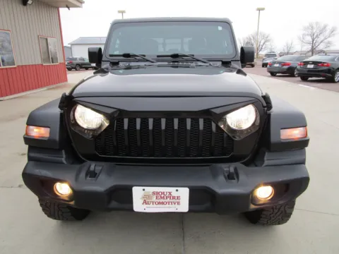 More photos of 2020 JEEP Gladiator Sport at Sioux Empire Automotive, SD
