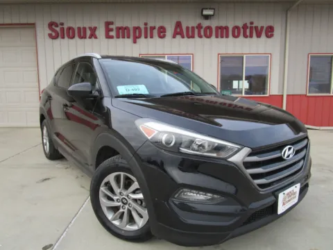 Black 2016 HYUNDAI Tucson SE for sale in Tea, SD