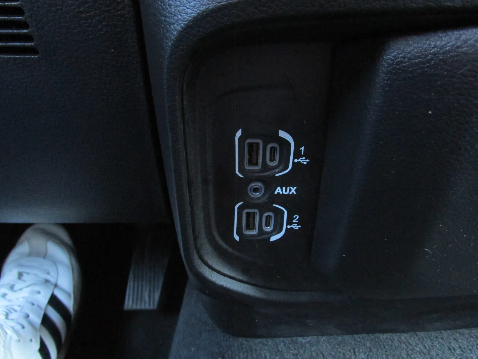 Ram Truck 1500 BIGHORN CREW CAB photo 34