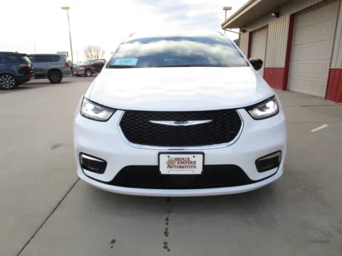 More photos of 2024 CHRYSLER Pacifica Touring L at Sioux Empire Automotive, SD