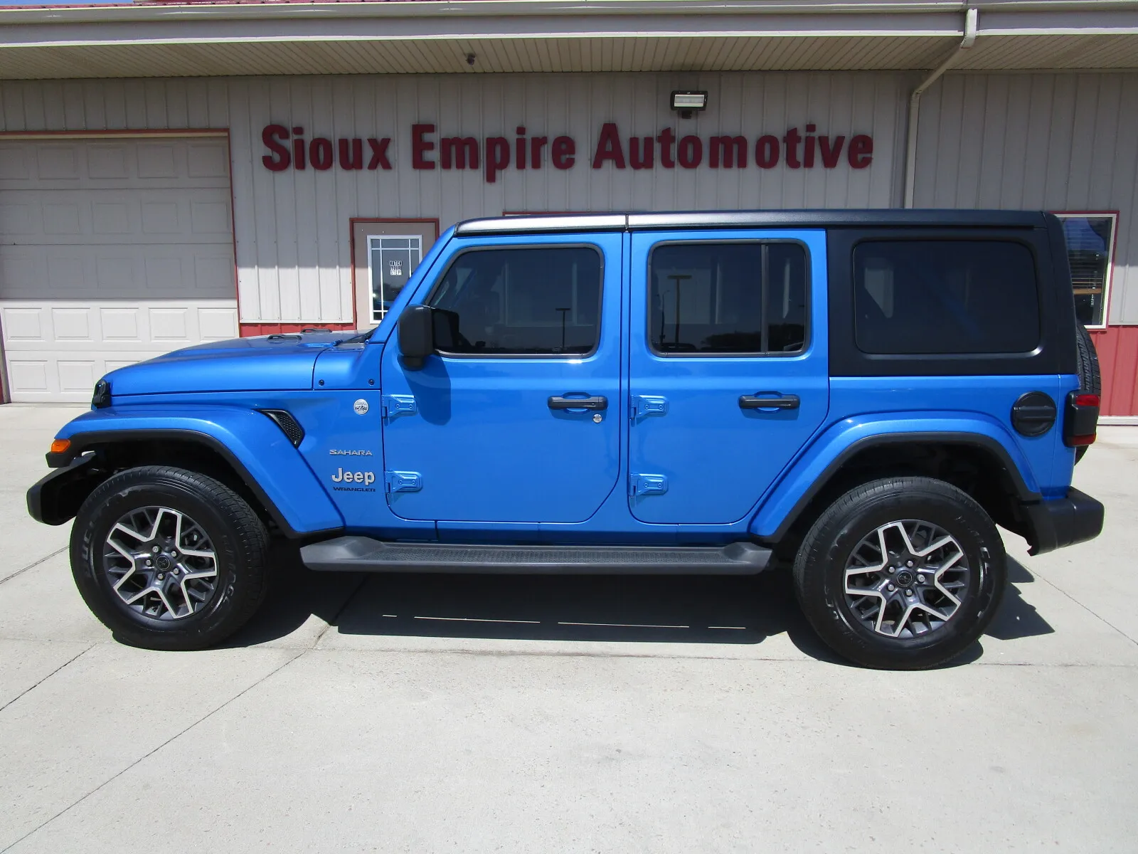 Jeep Wrangler photo 2