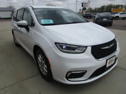 More photos of 2023 CHRYSLER Pacifica Touring L at Sioux Empire Automotive, SD