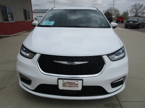 More photos of 2023 CHRYSLER Pacifica Touring L at Sioux Empire Automotive, SD