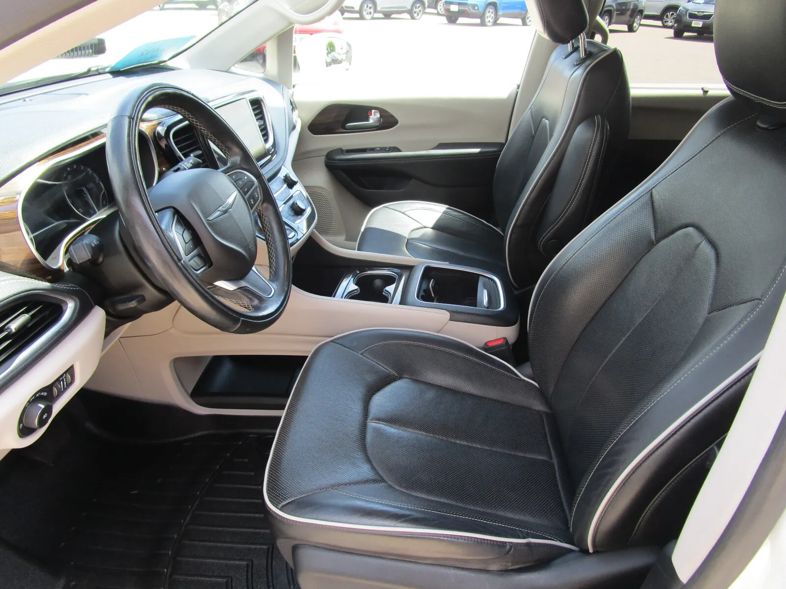 Chrysler Pacifica photo 11