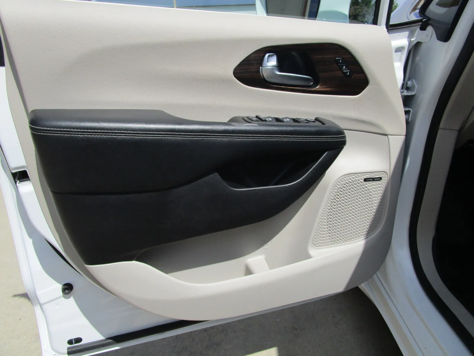 Chrysler Pacifica photo 10