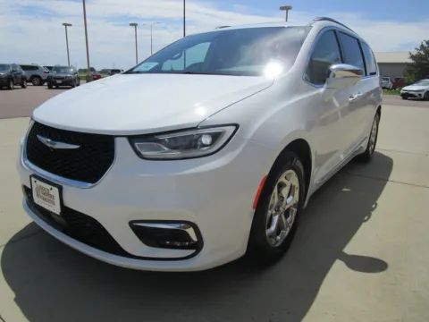 More photos of 2022 CHRYSLER Pacifica Limited at Sioux Empire Automotive, SD