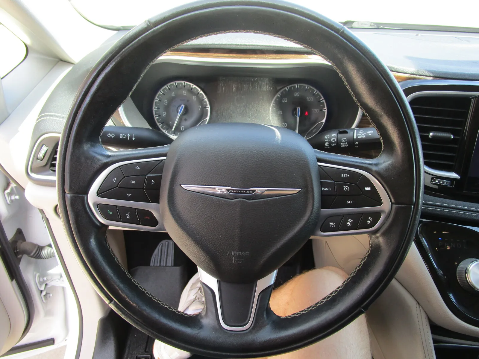 Chrysler Pacifica photo 16