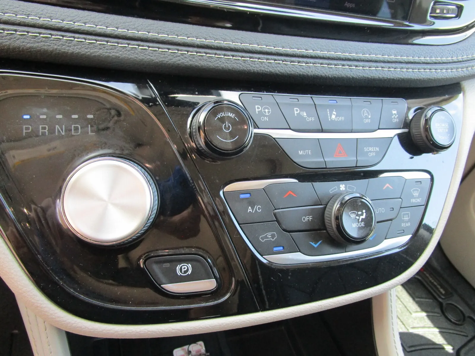 Chrysler Pacifica photo 18