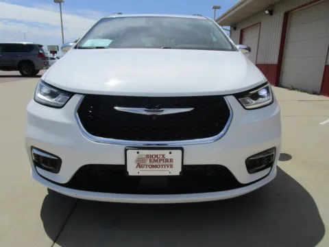 More photos of 2022 CHRYSLER Pacifica Limited at Sioux Empire Automotive, SD