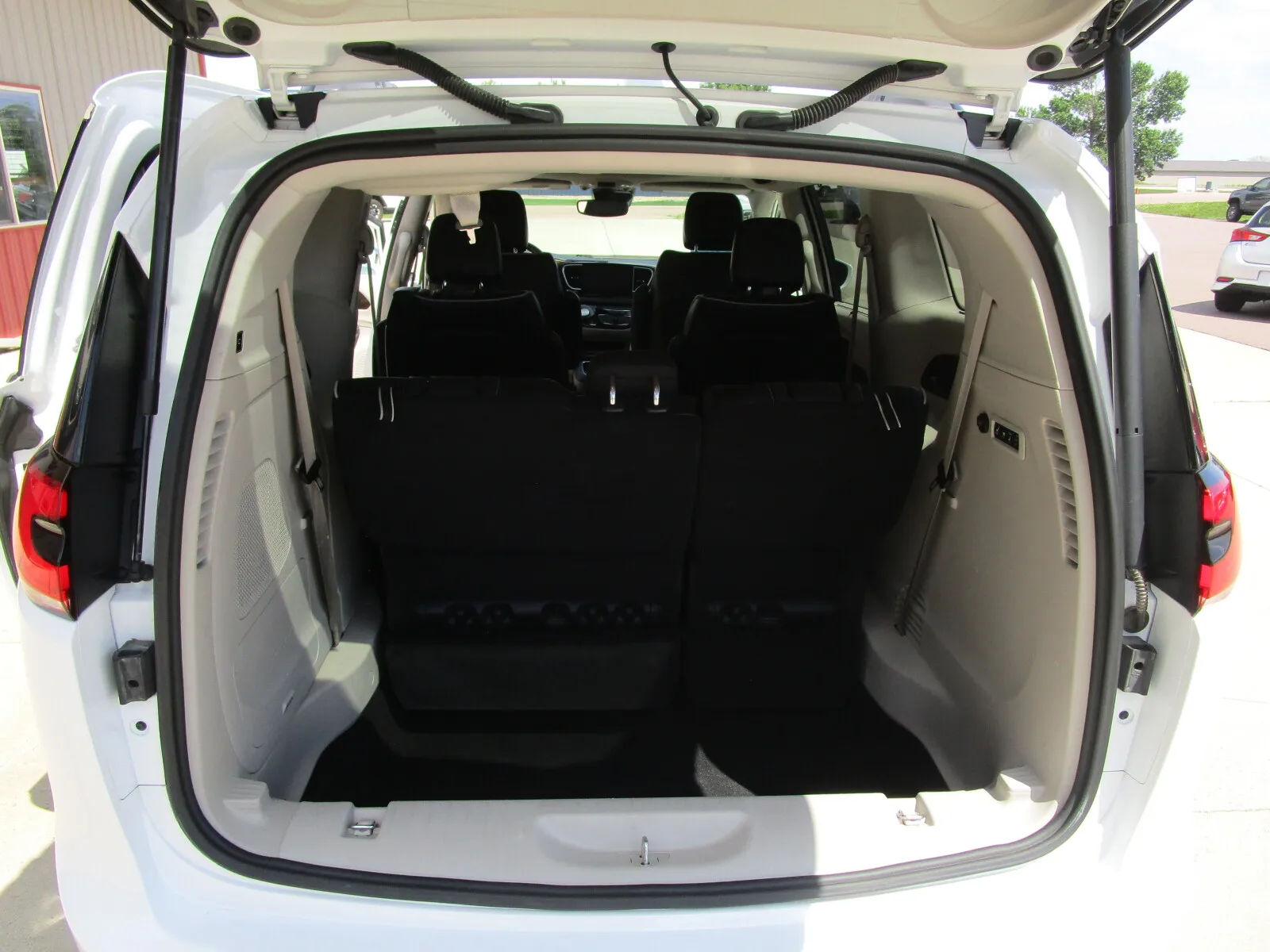 Chrysler Pacifica photo 14