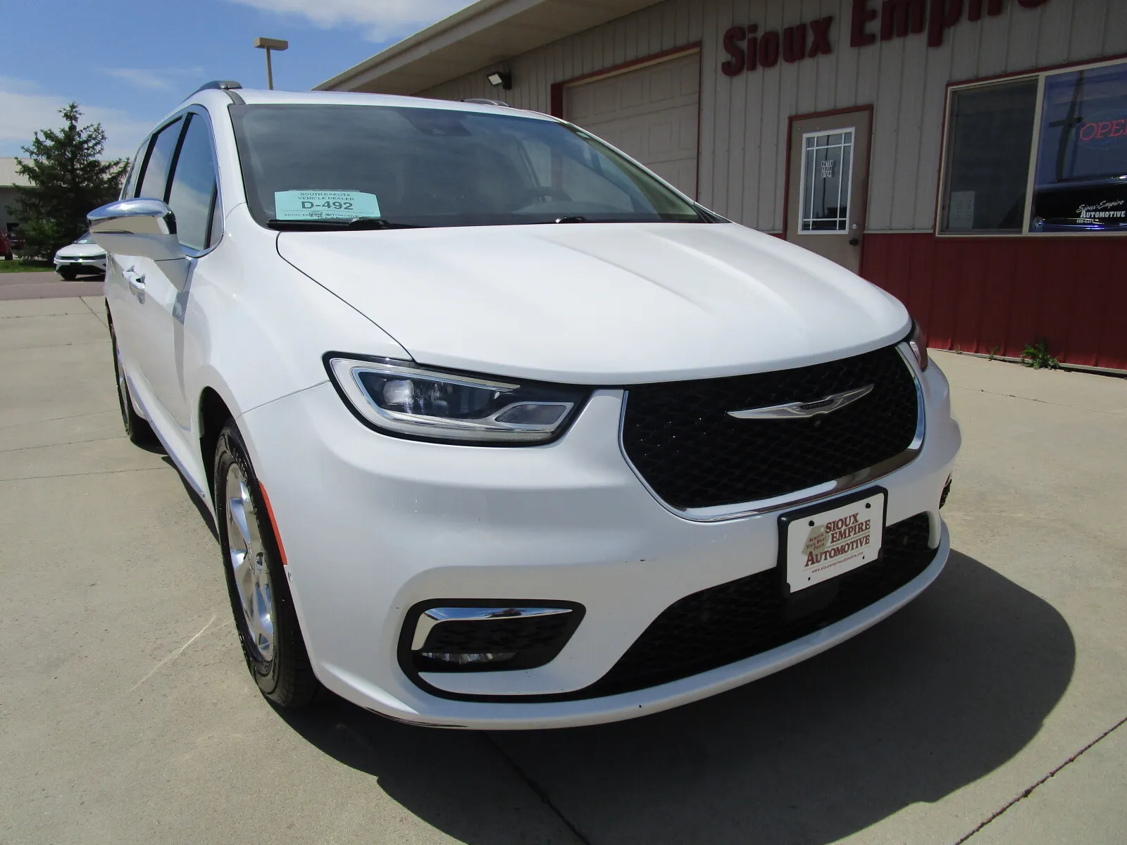 Chrysler Pacifica photo 3