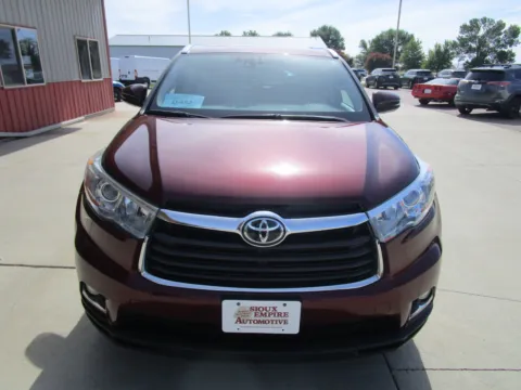 More photos of 2016 TOYOTA Highlander Limited at Sioux Empire Automotive, SD